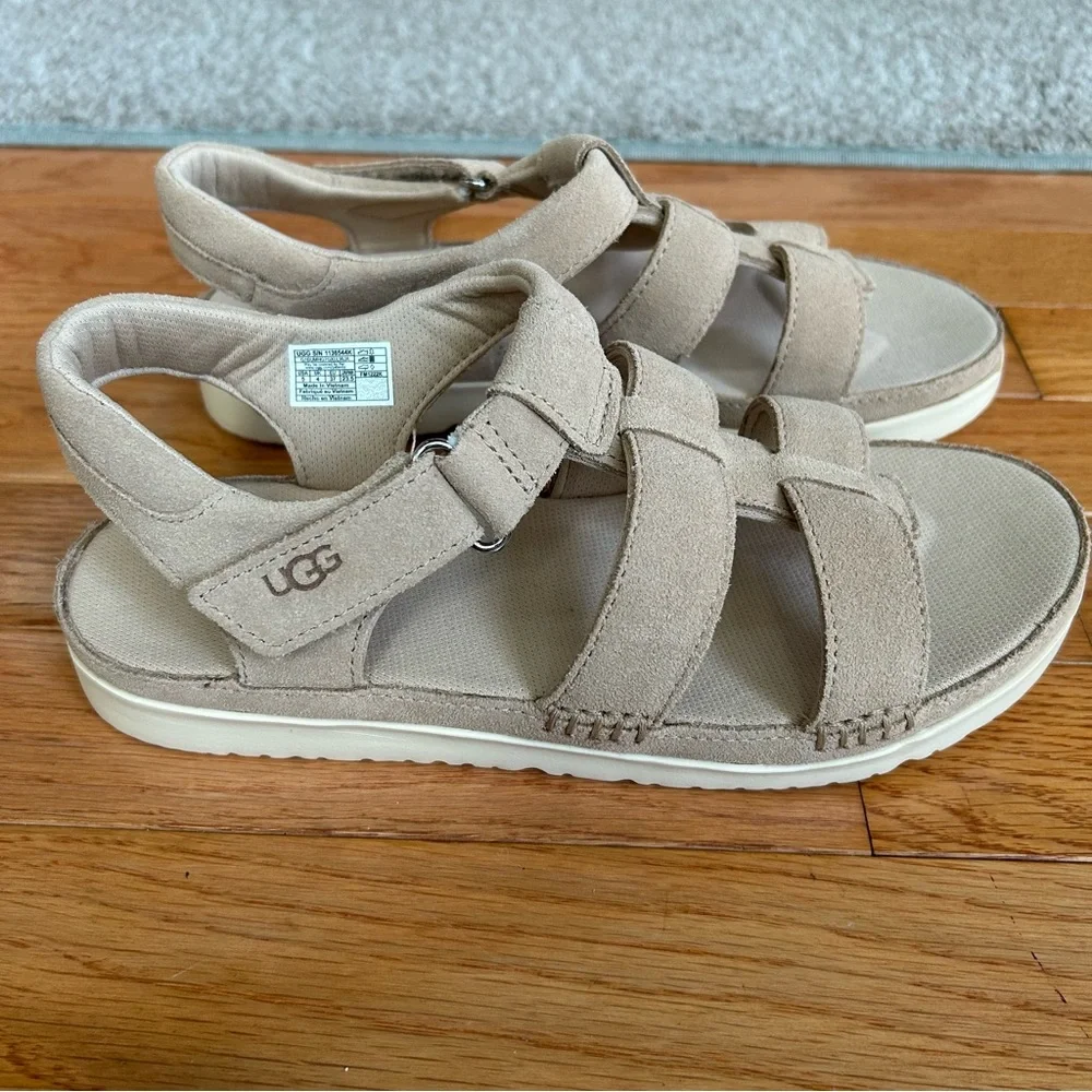 NWOB UGG Kids Goldenstar Strap Platform Sandals, Size 5 Youth.